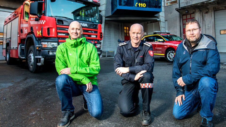 Prosjektleder Svein-Erik Høiem med brannsjef Edvar Dahl og teknisk byggeherreombud Stig Rune Johnsen